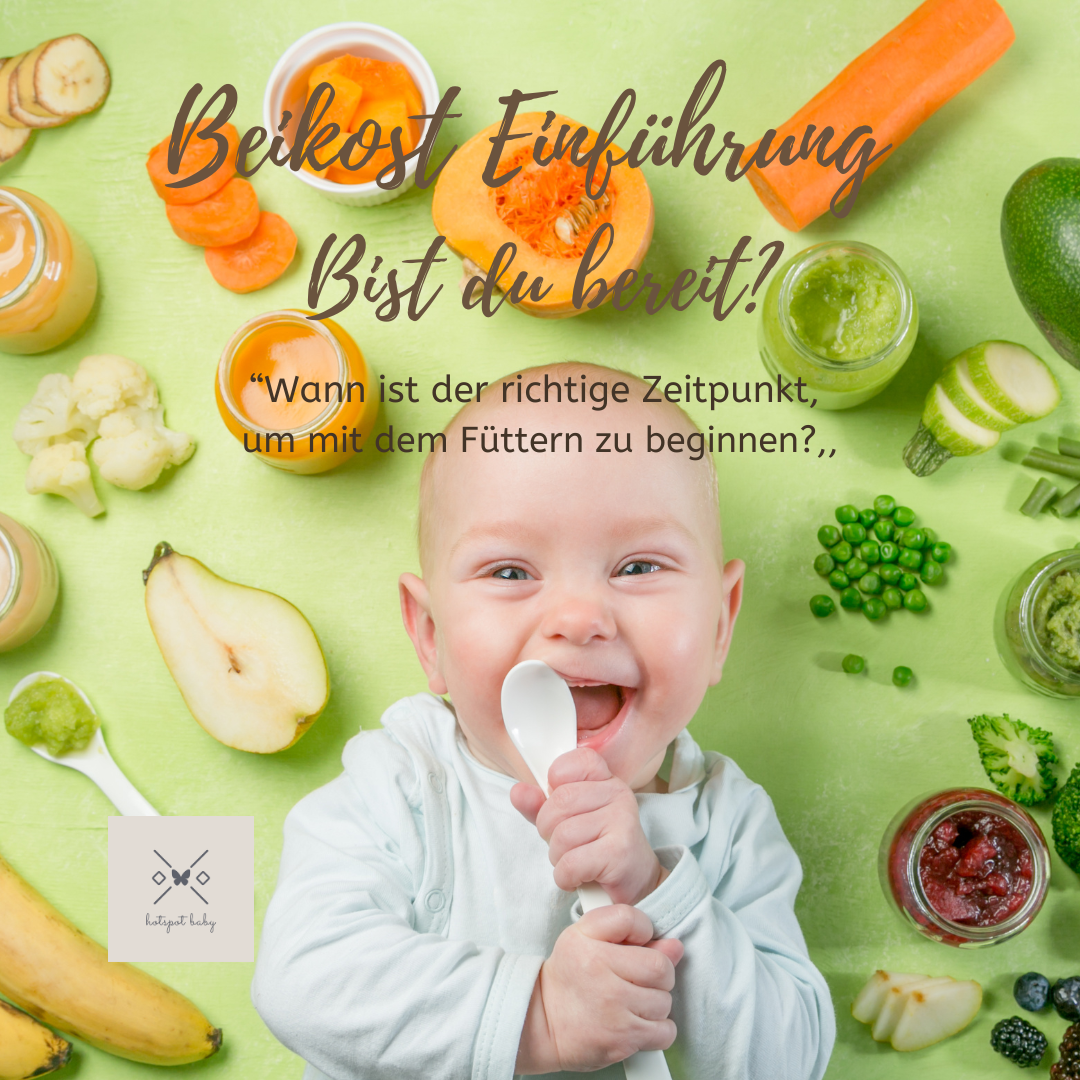 Lächelndes Baby hält einen Löffel und ist bereit für die Beikost-Einführung. Wann ist der richtige Zeitpunkt, um mit der Beikost-Ernährung zu beginnen?