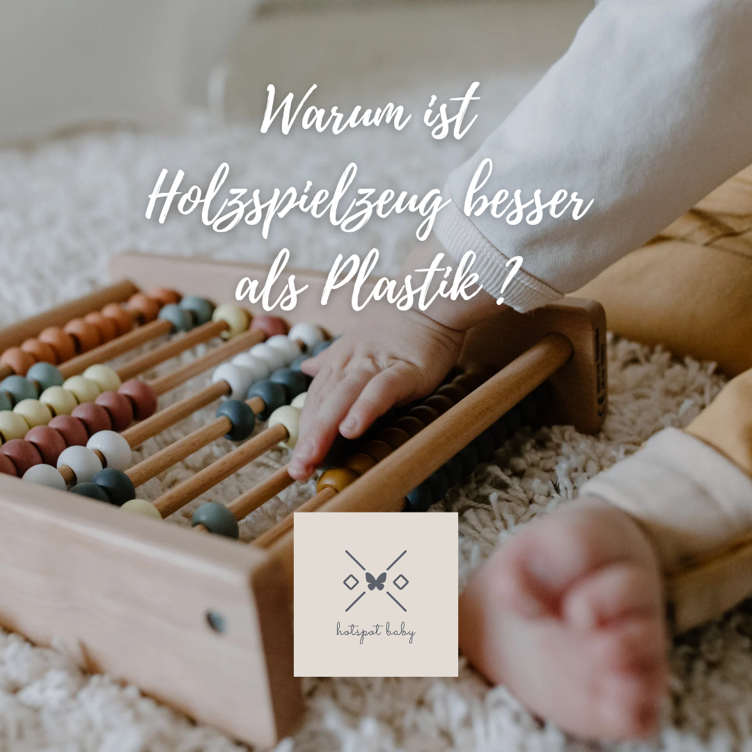 Kleinkind auf dem Fußboden sitzend ,spielt mit einem Holzperlen besetzten Rechenschieber bespielt und schiebt die bunten Holzperlen .Früh übt sich,- wer einmal rechnen lernen will.