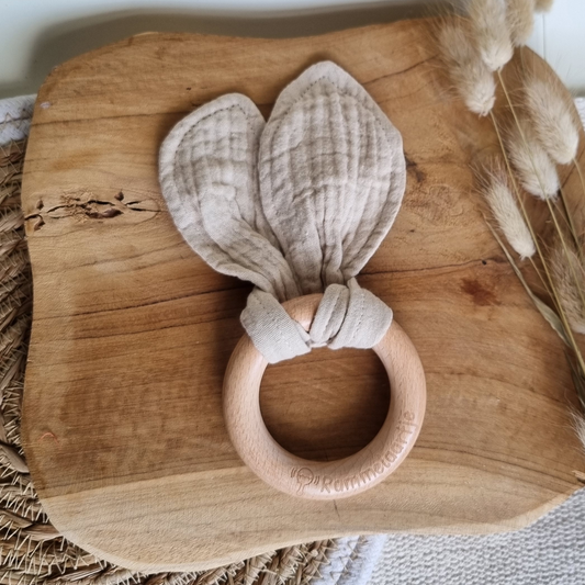 Holz-Beißring mit beigen Stoffohren, aus Bio-Baumwolle, ideal für Babys beim Zahnen.