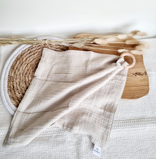 Kuscheltuch in Sandfarbe mit abnehmbarem Beißring aus Buchenholz, weiches Musselintuch für Babys