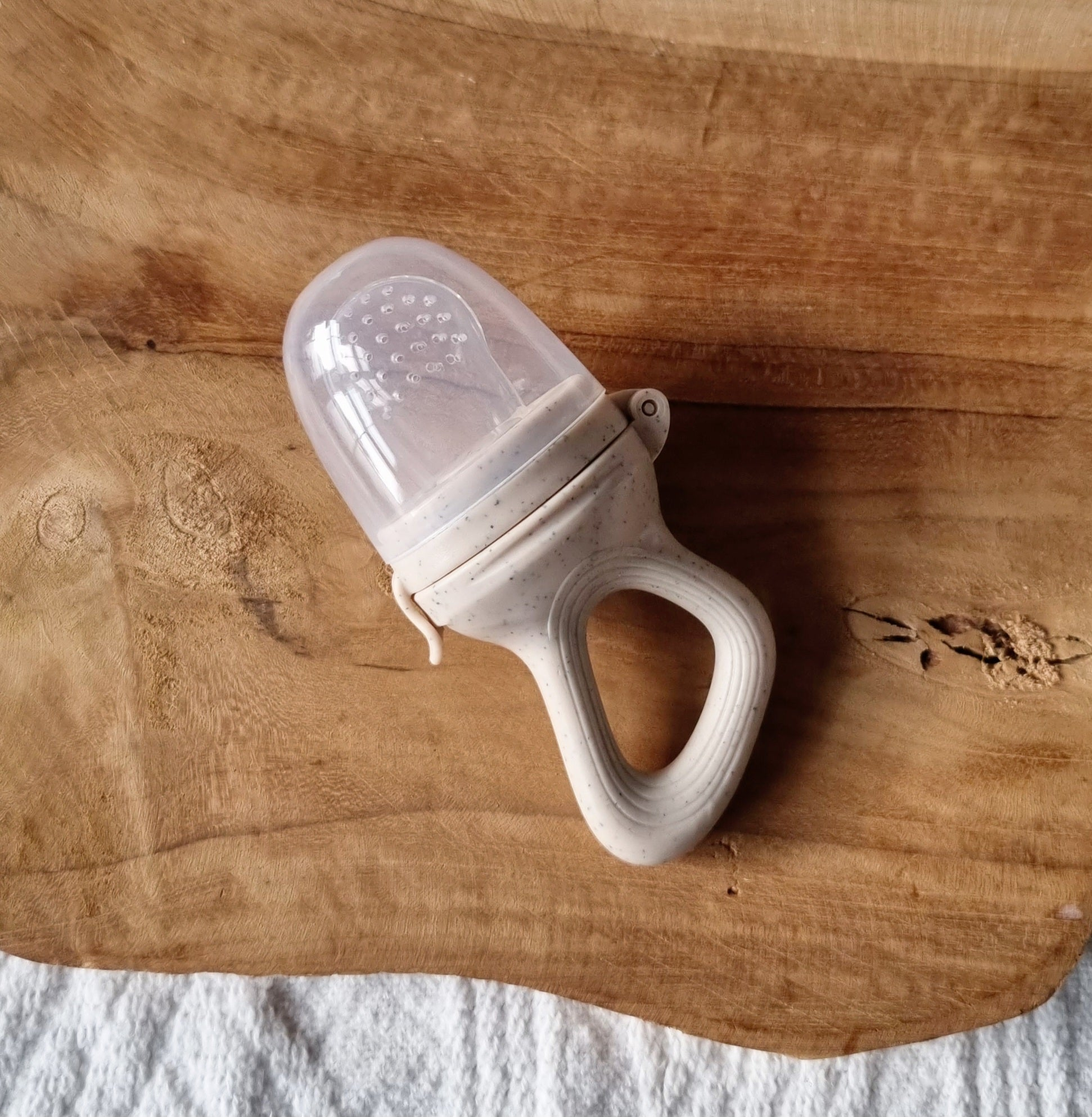 Fruchtschnuller in Beige mit Punkten, für pürierte Früchte und Gemüse, BPA-frei