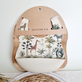 Bild in Galerie-Betrachter laden, Silikonlätzchen mit Jungle-Design in Beige, wasserabweisend und leicht zu reinigen, mit Auffangtasche