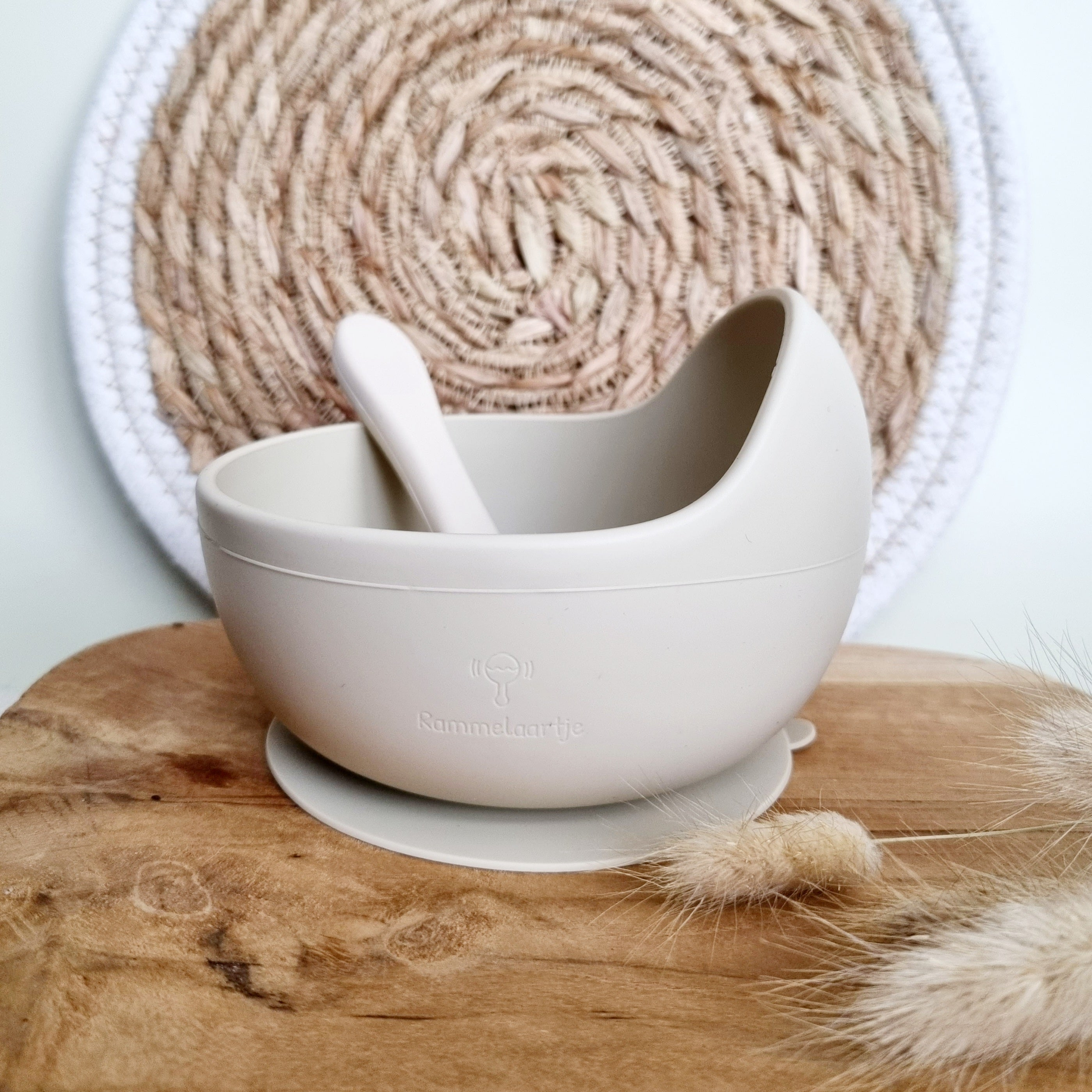Breischale aus Silikon mit Saugnapf und passendem Löffel in Beige, rutschfest, für Babys und Kleinkinder