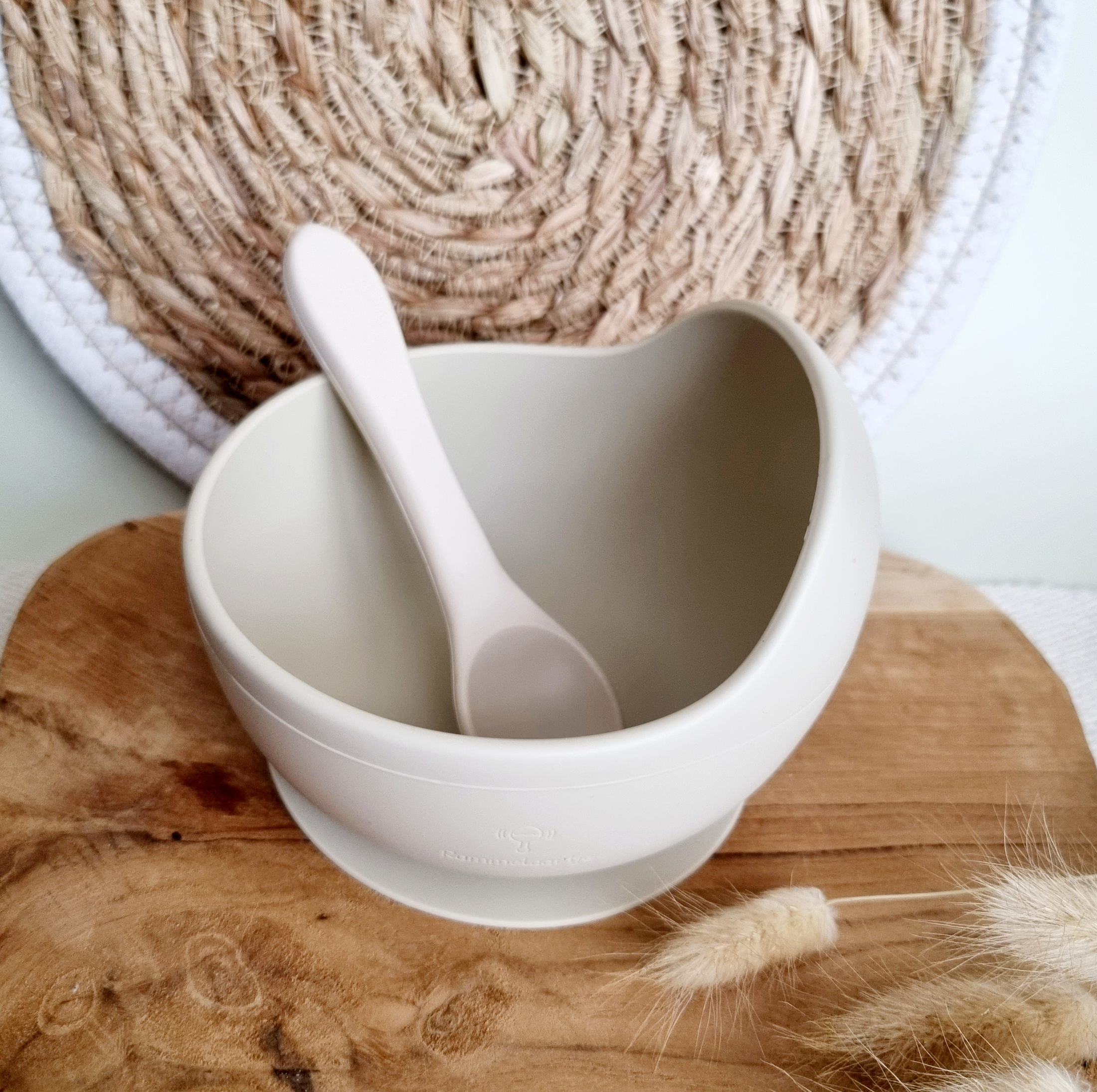 Breischale aus Silikon mit Saugnapf und passendem Löffel in Beige, rutschfest, für Babys und Kleinkinder