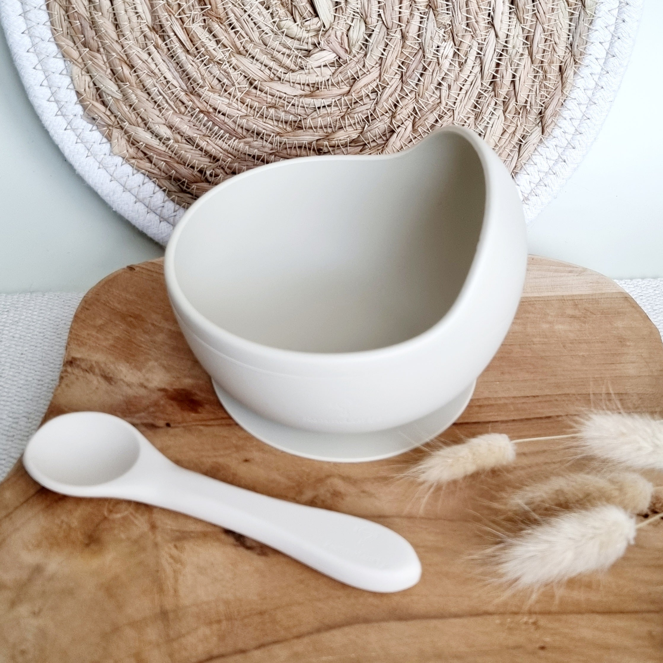 Breischale aus Silikon mit Saugnapf und passendem Löffel in Beige, rutschfest, für Babys und Kleinkinder