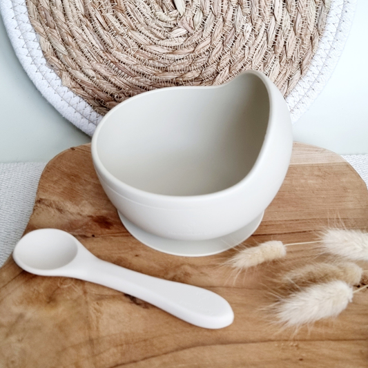 Breischale aus Silikon mit Saugnapf und passendem Löffel in Beige, rutschfest, für Babys und Kleinkinder
