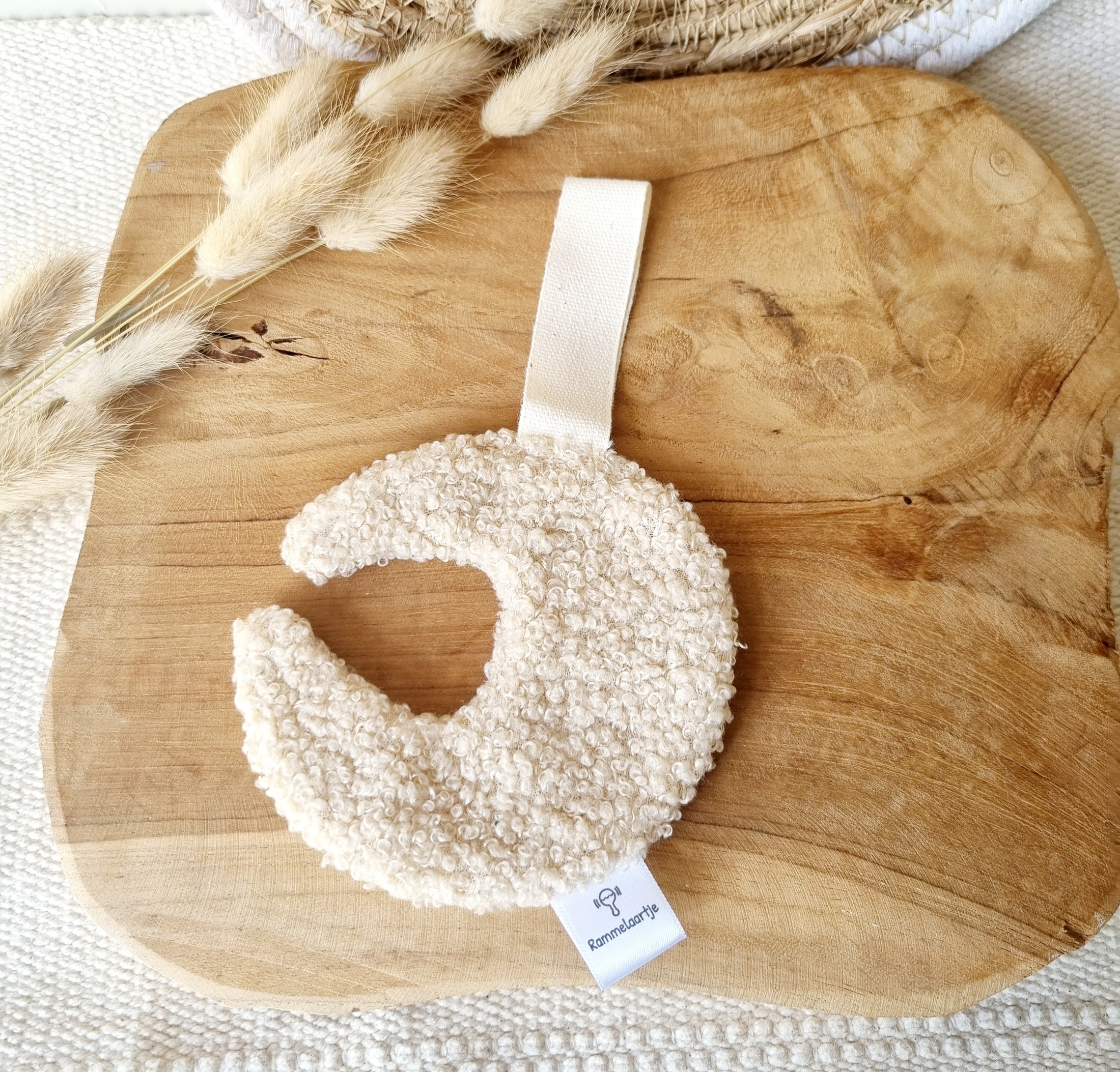 "Nie wieder einen verlorenen Schnuller! Unser Schmusetuch aus kuschelweichem Teddystoff bringt Ihrem Kleinen vielseitiges Spielvergnügen und das Gefühl von Geborgenheit. Dieses handgefertigte Schnullertuch, gefertigt aus feinem, weichem Teddystoff, ermöglicht eine praktische Befestigung des Schnullers. Das Schnullertuch ist wunderschön gestaltet und kann bei 30 Grad in der Waschmaschine gereinigt werden.