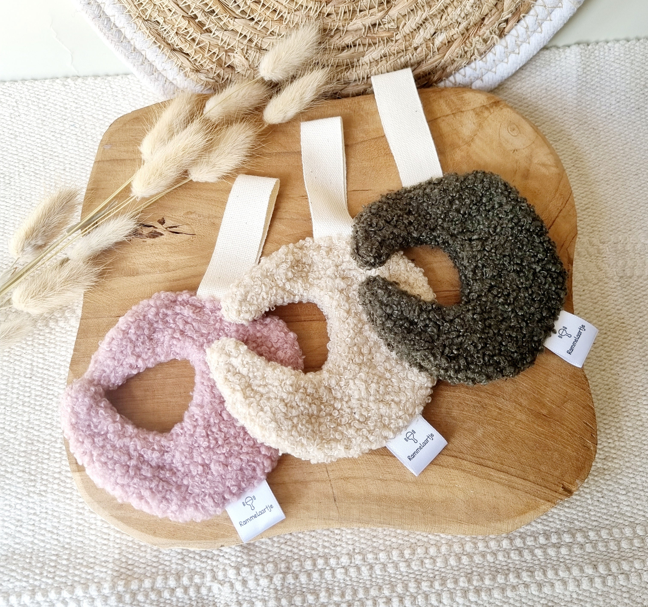 "Nie wieder einen verlorenen Schnuller! Unser Schmusetuch aus kuschelweichem Teddystoff bringt Ihrem Kleinen vielseitiges Spielvergnügen und das Gefühl von Geborgenheit. Dieses handgefertigte Schnullertuch, gefertigt aus feinem, weichem Teddystoff, ermöglicht eine praktische Befestigung des Schnullers. Das Schnullertuch ist wunderschön gestaltet und kann bei 30 Grad in der Waschmaschine gereinigt werden.