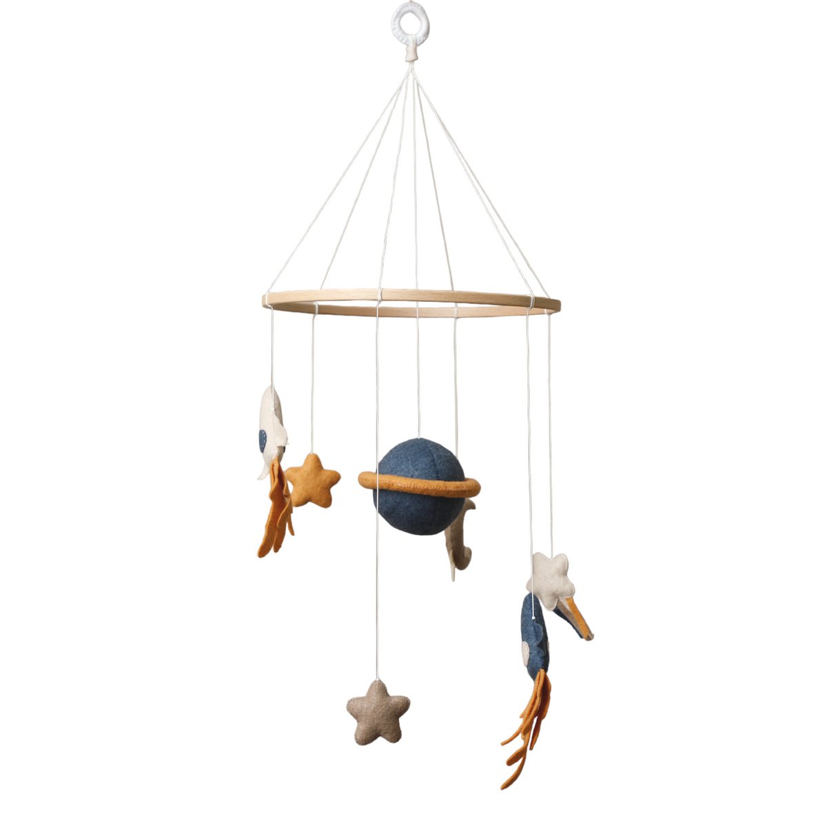 SPACE Baby-Mobile von 2 Stories aus Filz und Holz – mit zwei Raketen (blau und weiß) mit Feuerschweif, einem blauen Saturn in der Mitte, einem weißen Stern mit Schweif, grauem Mond sowie einem gelben und einem weißen Stern – in sanften Beige-, Blau- und Grautönen