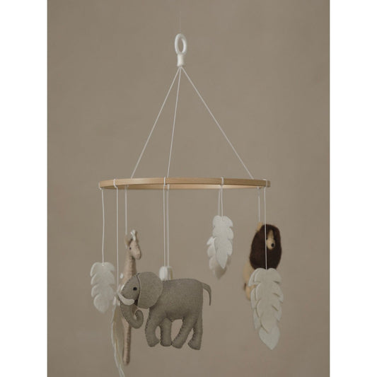 Handgefertigtes SAFARI Mobile von 2 Stories aus Filz, Polyester und Holz – mit Safari-Tieren wie Löwe, Elefant und Giraffe in Beige, Braun, Grau und Weiß, liebevoll gestaltet für das Babybett