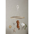 Bild in Galerie-Betrachter laden, Filz-Mobile SEA von 2 Stories aus Holz in Weiß und Beige: In der Mitte hängt ein Seepferdchen, umringt von drei Muscheln und drei Sternen – maritimes Design für das Babybett.
