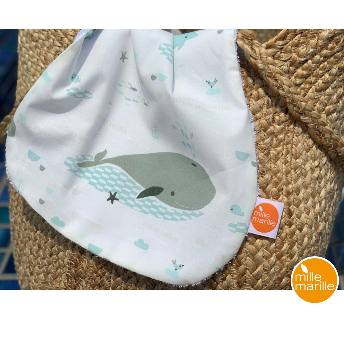 Das nierenförmige Spucktuch von millemarille - endlich eine stilvolle Alternative zu den ausgewaschenen Moltonwindeln und ein garantierter Blickfang! Auf der einen Seite mit wunderschönem millemarille Stoff, die andere Seite mit hochwertigen, extra saugstarken und antibakteriellem Bambusfrottee.