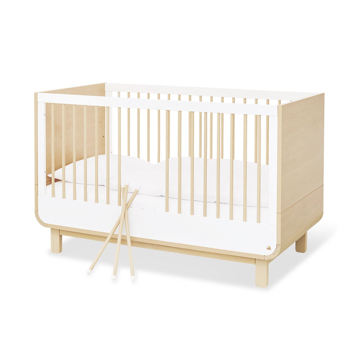 Kinderbett mit runden Ecken, in stilvoller Ahornoptik und Uni Weiß, mit verstellbarem Lattenrost und stabilen Gitterseiten und herausnehmbaren Gitterstäben, ideal für Babys und Kleinkinder.