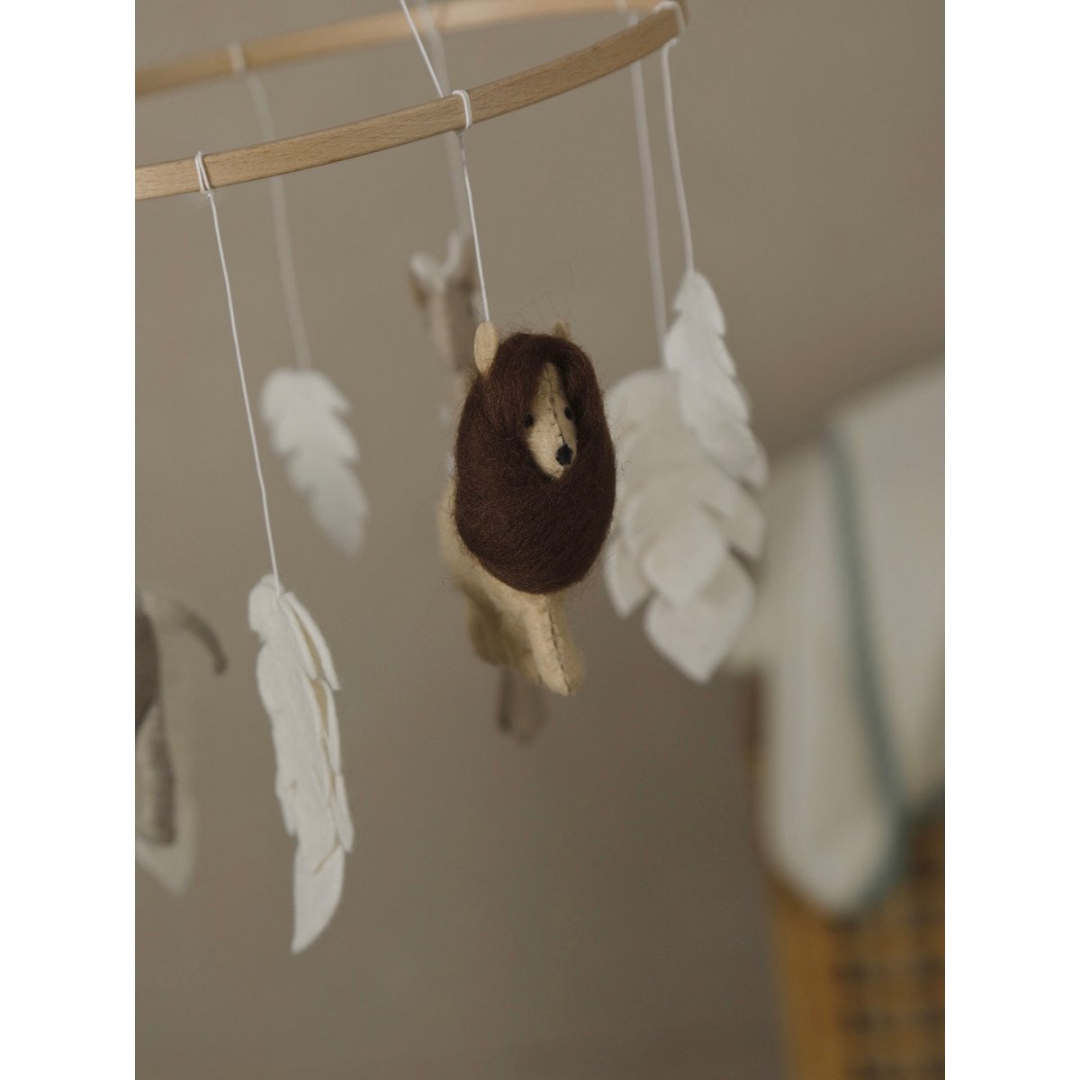 Handgefertigtes SAFARI Mobile von 2 Stories aus Filz, Polyester und Holz – mit Safari-Tieren wie Löwe, Elefant und Giraffe in Beige, Braun, Grau und Weiß, liebevoll gestaltet für das Babybett