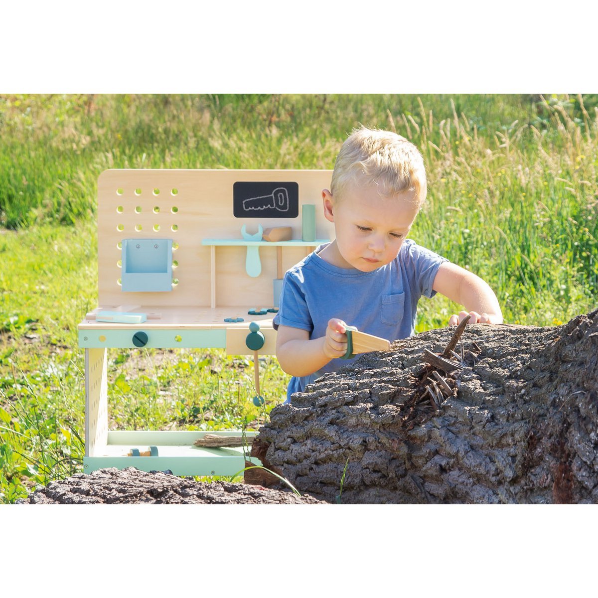 Werkbank 'Jupp' aus Holz, mit Schraubstock, Werkzeugen und Ablagefächern, ideal für kleine Handwerker ab 3 Jahren auch zum Spielen im Freien.
