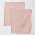 Bild in Galerie-Betrachter laden, Zwei rosafarbene Wickelunterlagen aus weichem Bio-Musselin