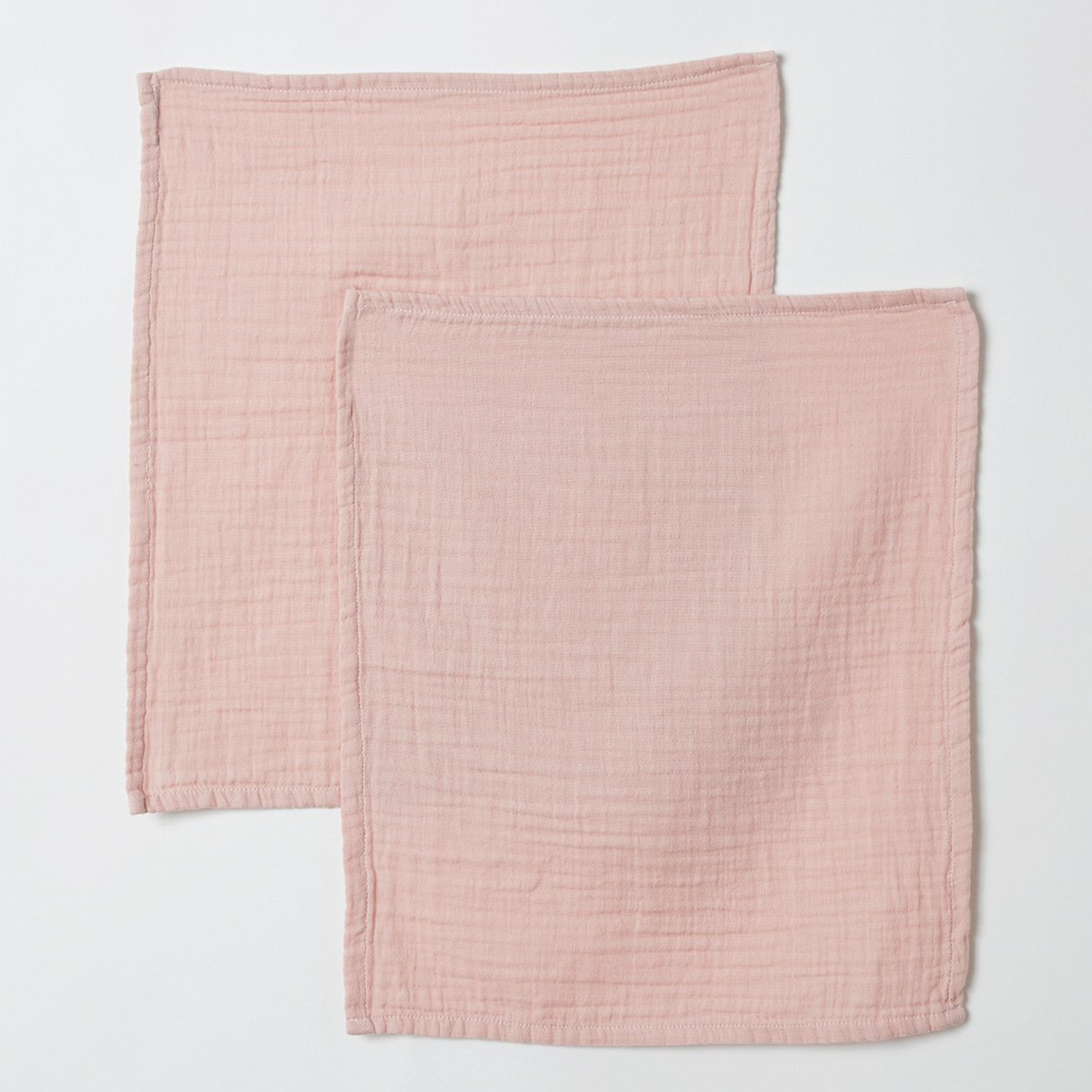 Zwei rosafarbene Wickelunterlagen aus weichem Bio-Musselin