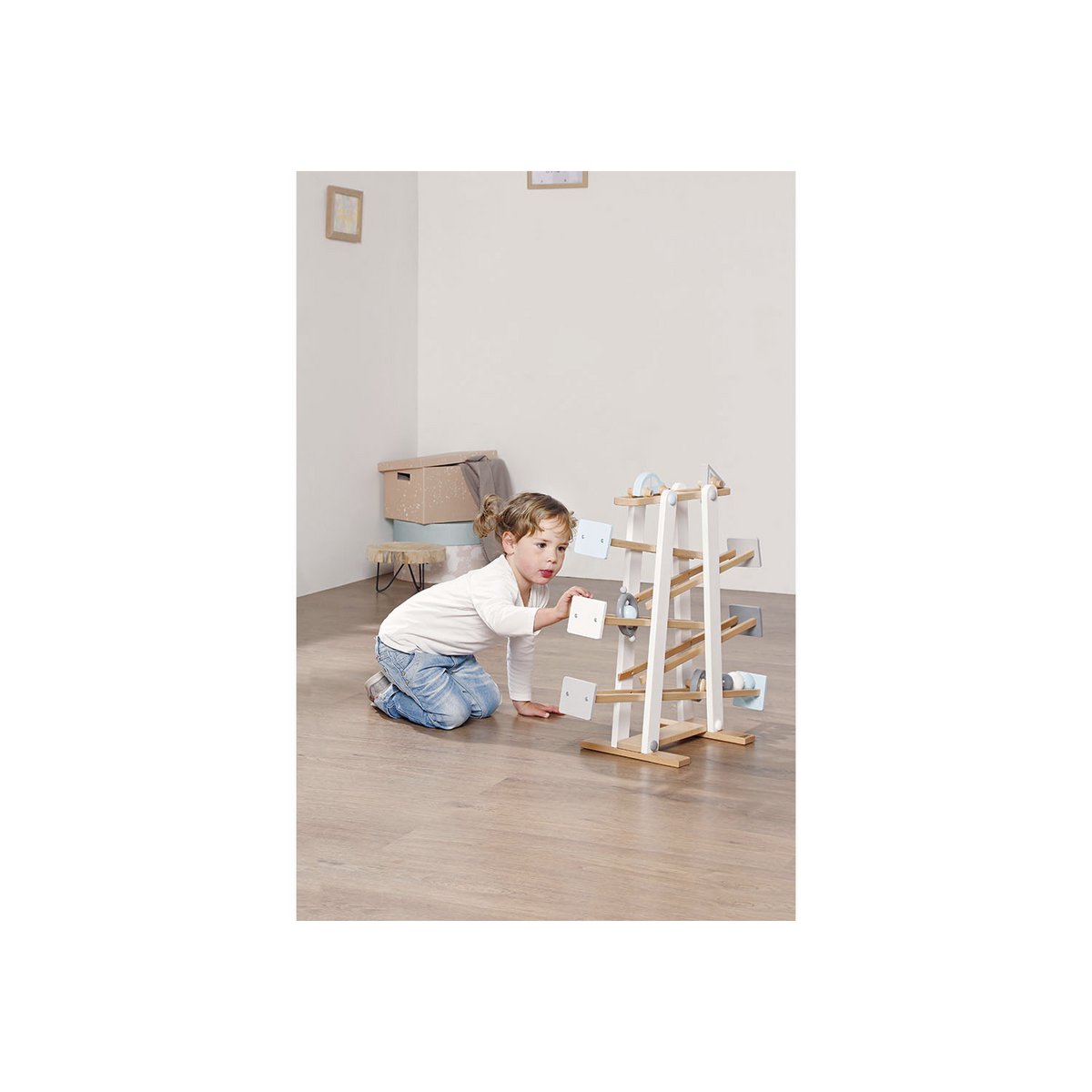 Kleinkind spielt mit Kugelbahn 'Kuno' aus Holz, mit bunten Bahnen und rollenden Kugeln, fördert Motorik und Koordination von Kleinkindern