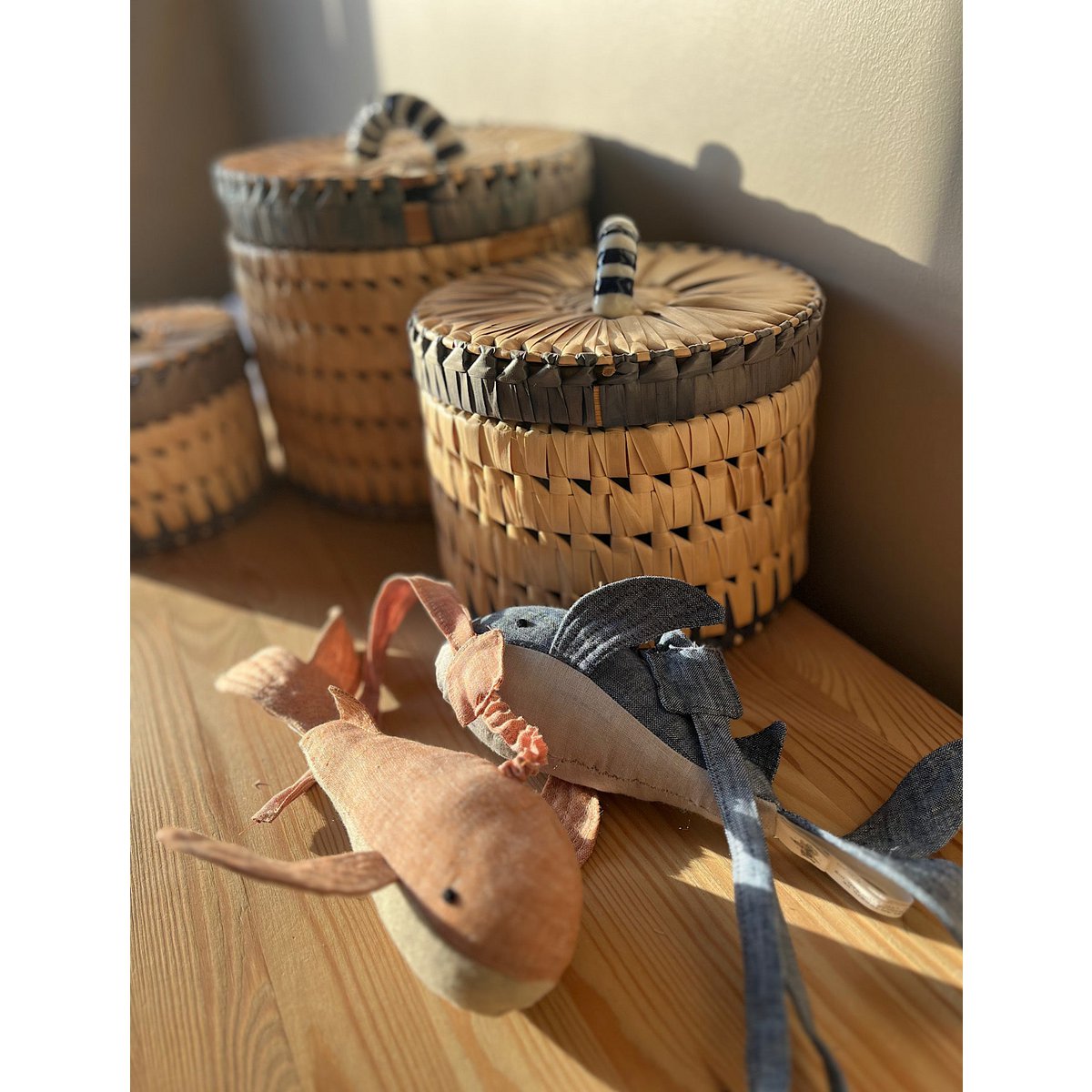 Weiches, vibrierendes Babyspielzeug in Walform aus Stoff und Leinen – in den Farben Blau/Grau oder Natur/Rosa. Fördert die Sinne und motorische Entwicklung.