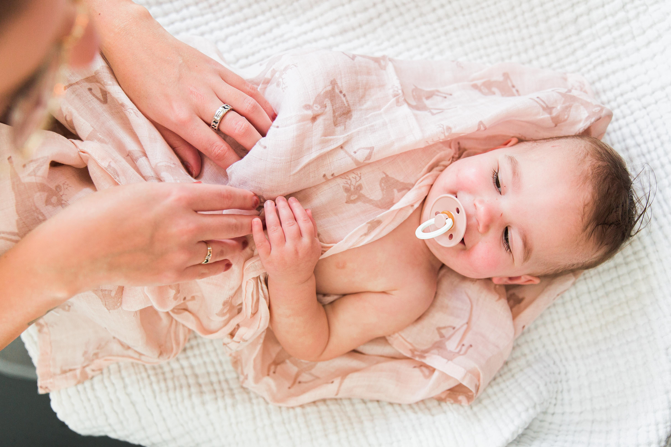 Happy Bear |  Mulltuch mit Rehkitz-Motiv. Farbe: rosa/dunkelrosa