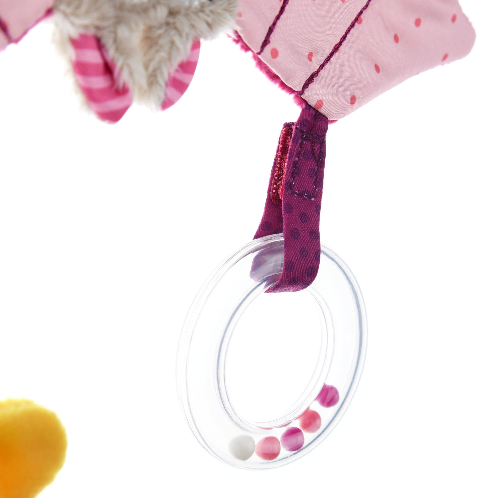 Rassel hängt am Klettverschluss des Anhänger Fledermaus in Rosa, aus weichem Stoff, mit Glöckchen und Befestigungsschlaufe