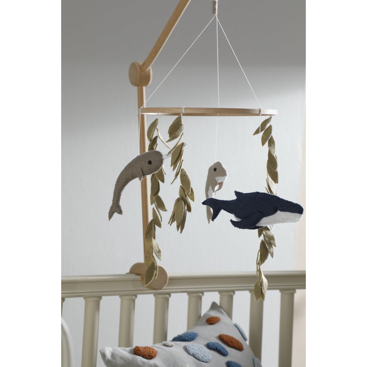 Detailansicht des OCEAN Mobiles: Schwertfisch, Wal und Delfin aus Filz, umgeben von grünen Algen – handgearbeitet in sanften Tönen wie Blau, Beige und Weiß
