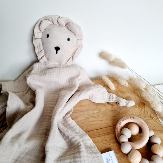 Schmusetuch Löwe, Musselin aus Bio-Baumwolle, weich und anschmiegsam in Beige, mit gesticktem Gesicht, für Babys und Kleinkinder