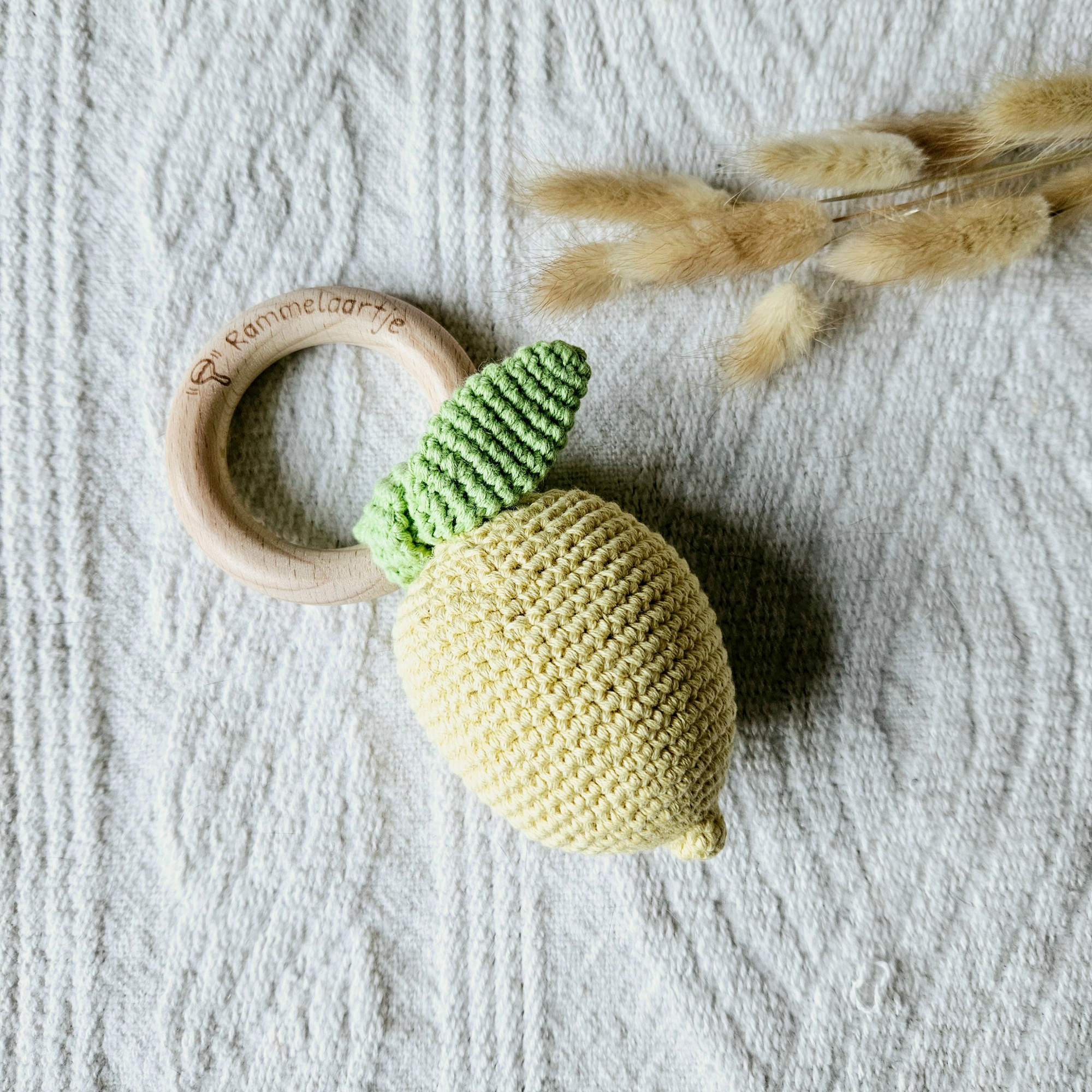 Handgefertigte Babyrassel Zitrone, gelb aus Baumwolle, weiches und sicheres Babyspielzeug