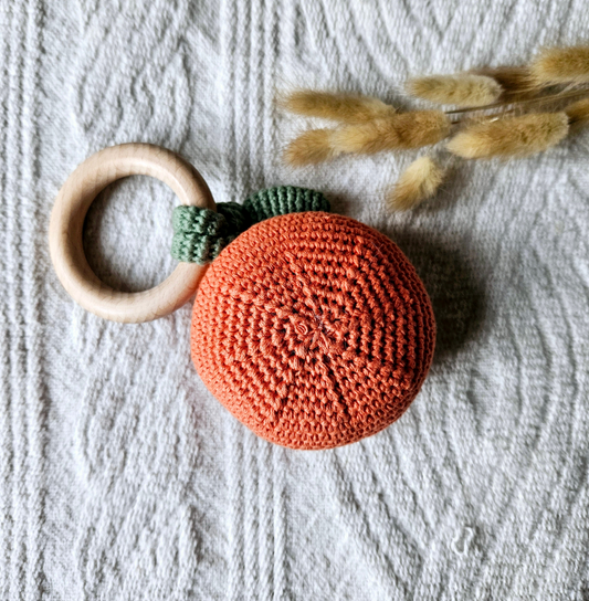 Handgefertigte Babyrassel Orange, gelb-orange aus Baumwolle, weiches Spielzeug für Babys. Hinteransicht