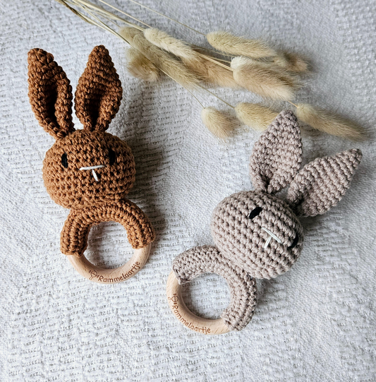 Handgefertigte Babyrassel Hase in Braun, aus Baumwolle mit Holzelementen, für Babys ab 3 Monaten