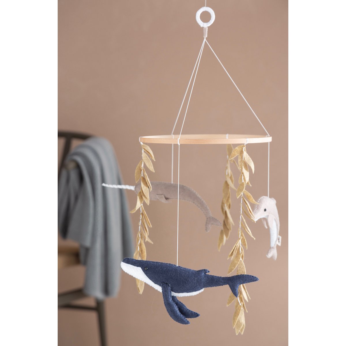 Detailansicht des OCEAN Mobiles: Schwertfisch, Wal und Delfin aus Filz, umgeben von grünen Algen – handgearbeitet in sanften Tönen wie Blau, Beige und Weiß