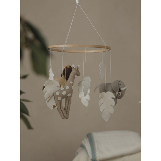 Handgefertigtes SAFARI Mobile von 2 Stories aus Filz, Polyester und Holz – mit Safari-Tieren wie Löwe, Elefant und Giraffe in Beige, Braun, Grau und Weiß, liebevoll gestaltet für das Babybett