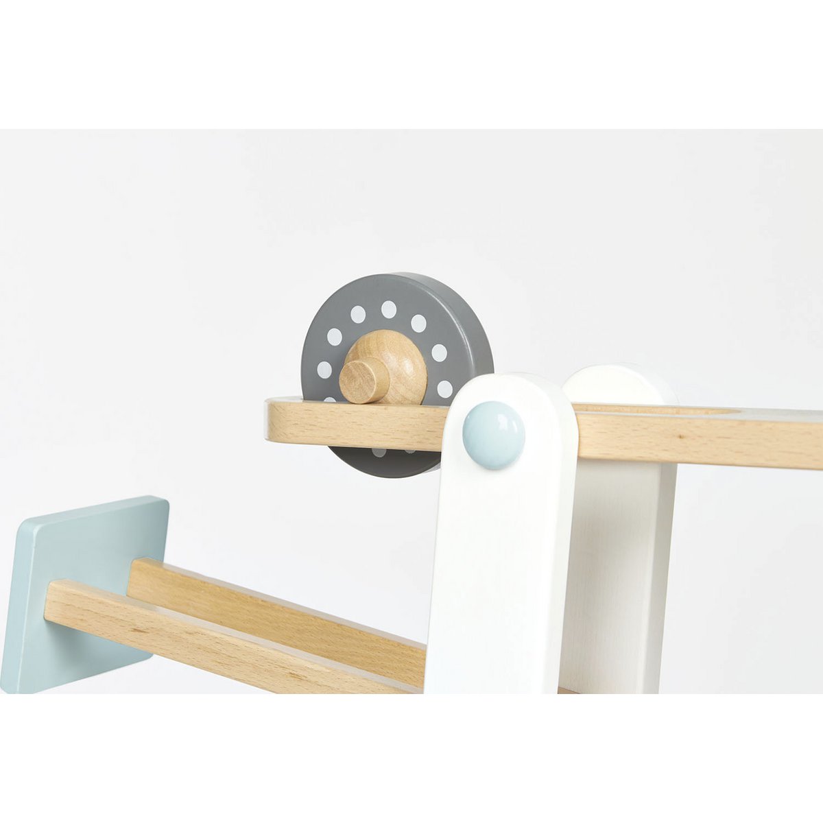 Kugelbahn 'Kuno' aus Holz, mit bunten Bahnen und rollenden Kugeln, fördert Motorik und Koordination von Kleinkindern