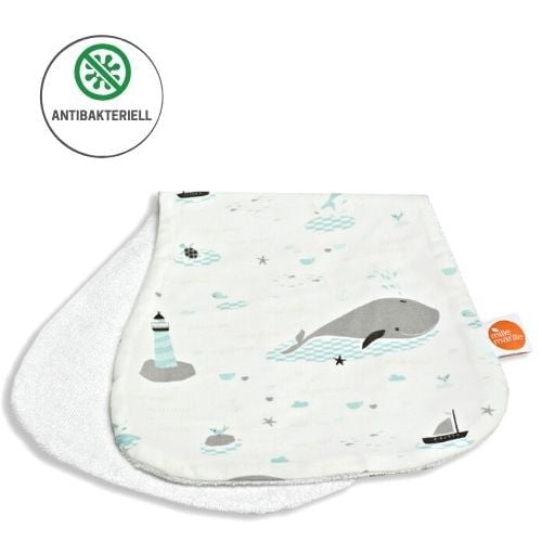 Somit kann das Spucktuch problemlos über einen längeren Zeitraum (z.B. ein paar Stunden in der Stadt) ohne unangenehm ranzigen Geruch und für das Kind ungesunde Keime verwendet werden. Außerdem ist das verarbeitete Bambusfrottee temperaturausgleichend und sorgt im Sommer unter dem Kopf platziert für angenehme Temperaturen.