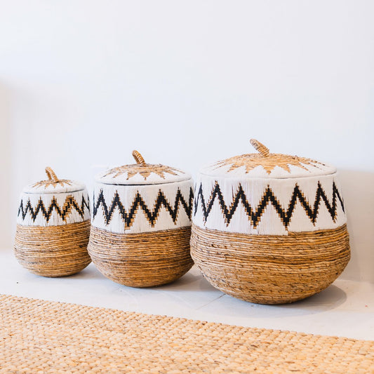 Drei unterschiedlich große runde Wäschekörbe mit Deckel im Boho-Stil, handgeflochten mit dekorativem Baumwollmuster – Modell PAL, ideal zur stilvollen Aufbewahrung im Kinderzimmer