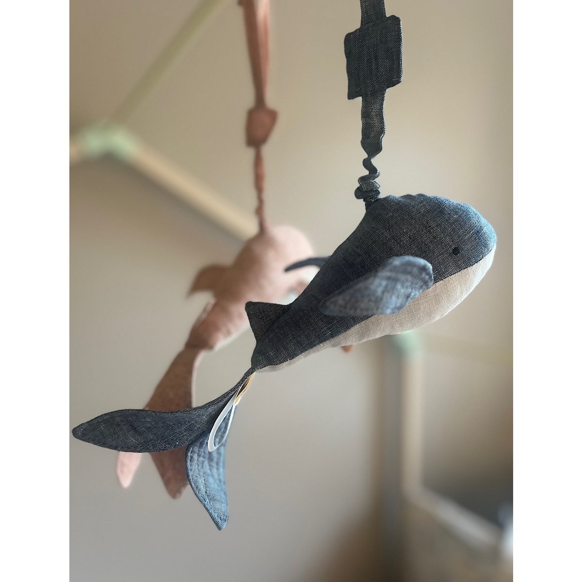 Weiches, vibrierendes Babyspielzeug in Walform aus Stoff und Leinen – in den Farben Blau/Grau oder Natur/Rosa. Fördert die Sinne und motorische Entwicklung.