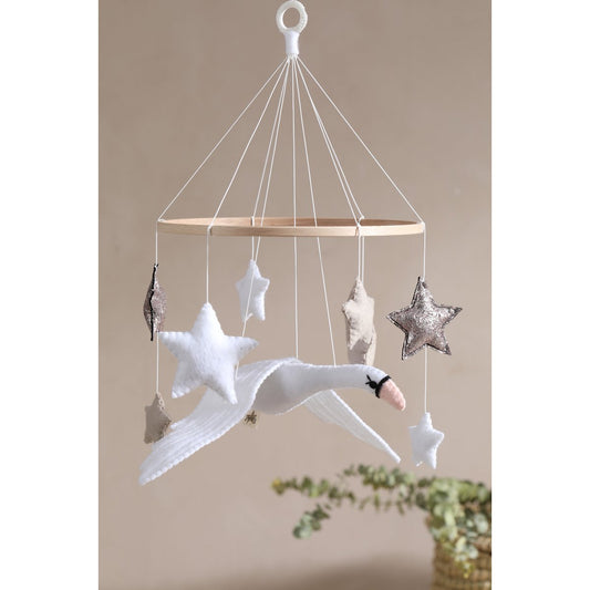 Filz-Mobile für das Babybett mit einem weißen Schwan und sieben schwebenden Sternen in Weiß, Beige und Bronze – stilvolle und beruhigende Deko fürs Babyzimmer.