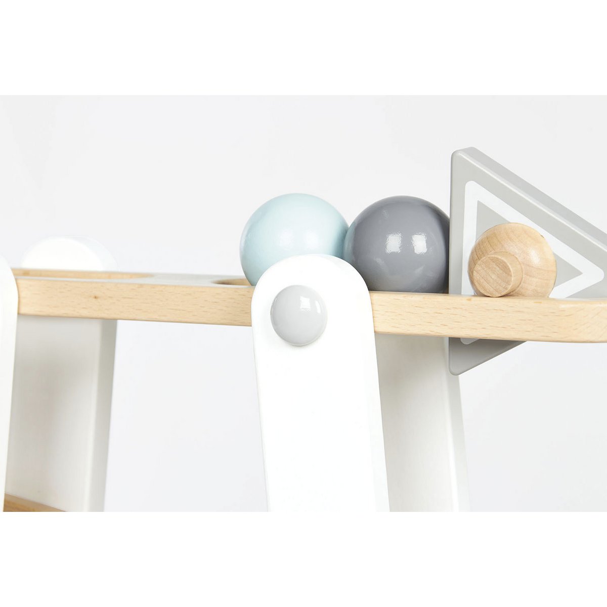 Kugelbahn 'Kuno' aus Holz, mit bunten blauen und grauen rollenden Kugeln, fördert Motorik und Koordination von Kleinkindern