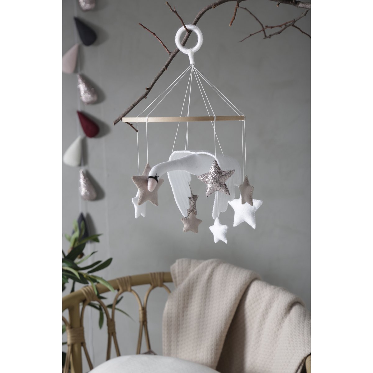 Handgefertigtes SWAN Mobile aus Filz mit einem eleganten Schwan und sieben Sternen in sanften Tönen – ideal für die ruhige Ecke über Wickelkommode oder Bettchen.