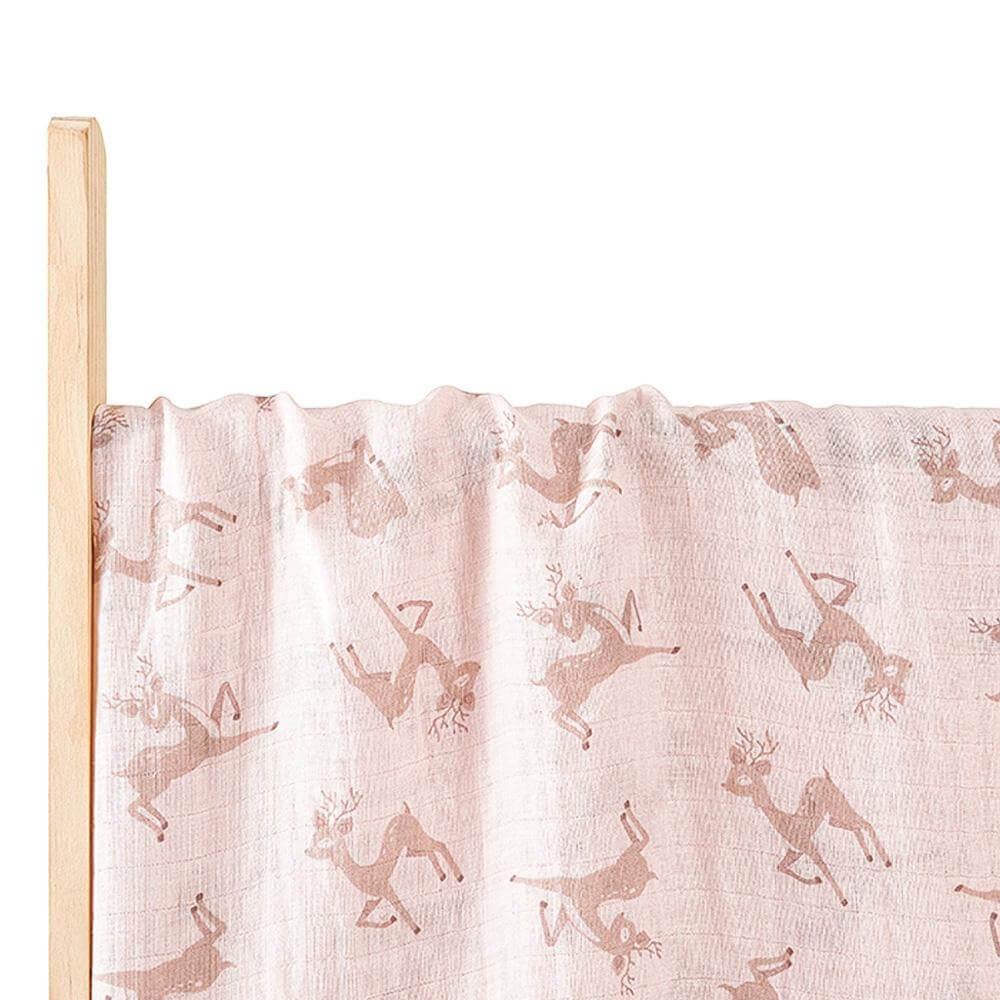 Erlebe grenzenlose Verwendung und Wohlbefinden für dich und dein Baby mit dem hydrofilen Tuch "Rehkitz, oh deer"! Dieses vielseitige Wickeltuch bietet dir: atmungsaktiven Musselin-Baumwollstoff, ideal als Handtuch, Decke und auch Pucktuch und Wickelauflage. So wird das kuschelige Tuch im Maß 120cm x 120cm zu deinem neuen absoluten Liebling. Einfach GROSSARTIG! :)