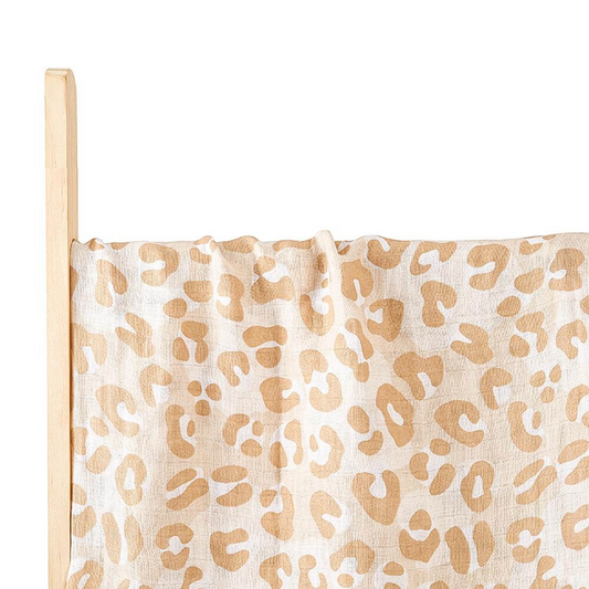 Babys lassen sich jetzt in wilden Stimmungen wiegen! Mit dem hydrophilen Tuch “Tiger” können sie sogar im Bad ihren Spielspaß haben. Eine tolle Kombination aus weichem Material und einem süßen Design in den Maßen 120cm x 120cm. Ein perfektes Accessoire für ein wachendes Auge, denn dieses Tuch macht immer mächtig Laune!