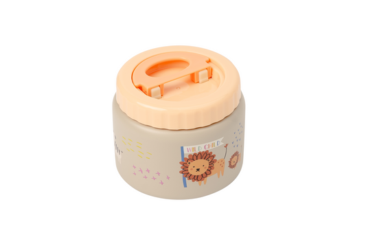 Auslaufsicherer Lebensmittelbehälter für Kinder. Der beige Behälter mit buntem Kinderdesign verfügt über eine Isolierfunktion für heisse und kalte Speisen. Der orangene Deckelverschluss lässt sich durch einfaches hochklappen auslaufsicher verschließen.