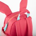 Bild in Galerie-Betrachter laden, Weich gepolsterter Schultergurt und verstärkter Trageriemen. Doppelreissverschluss. Kinderrucksack Hase von Sigikid, pink/rosa mit langen Ohren und Hasengesicht, ideal für Kleinkinder