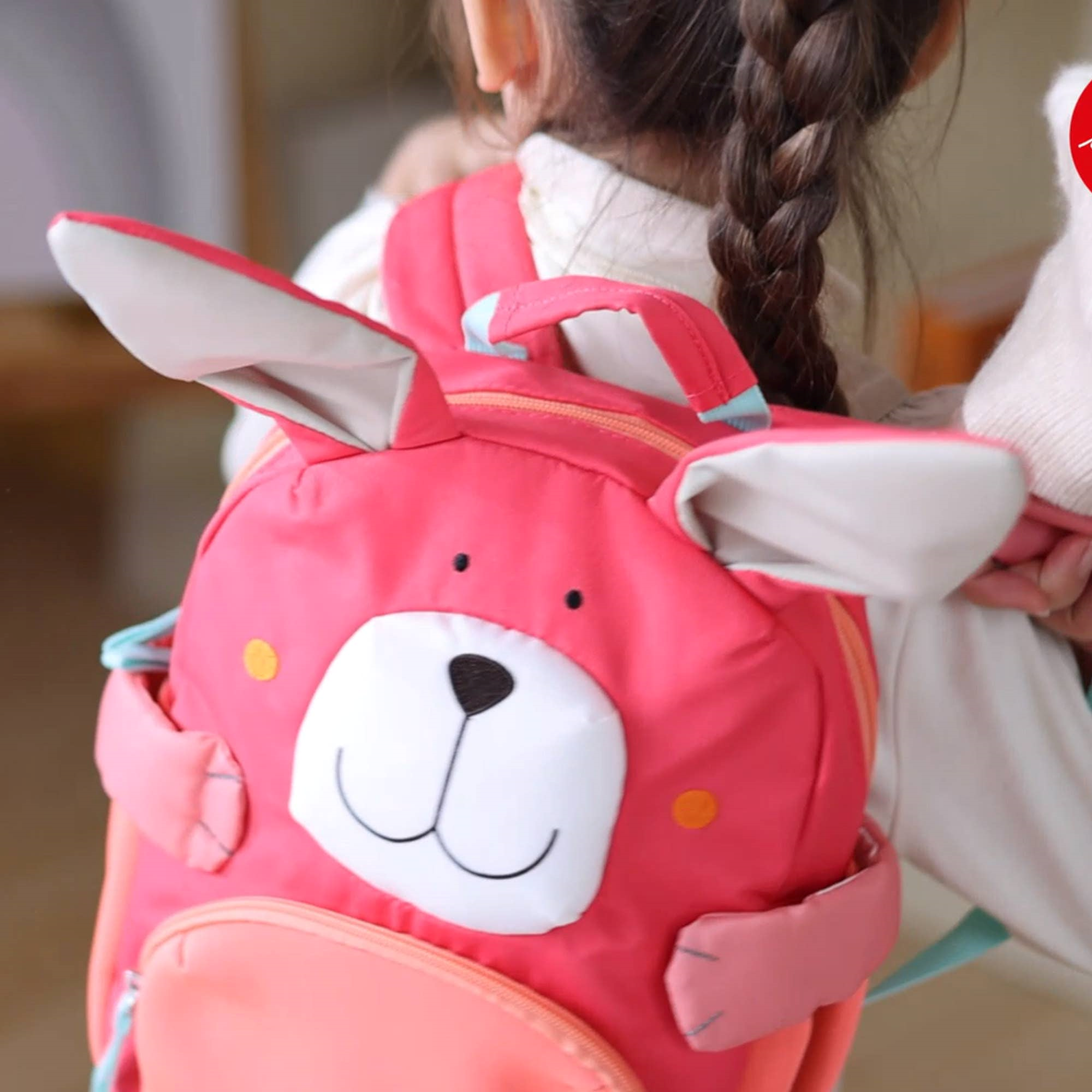 Kind trägt Kinderrucksack Hase von Sigikid, pink/rosa mit langen Ohren und Hasengesicht mit Reissverschlusstasche für Kleinigkeiten, ideal für Kleinkinder