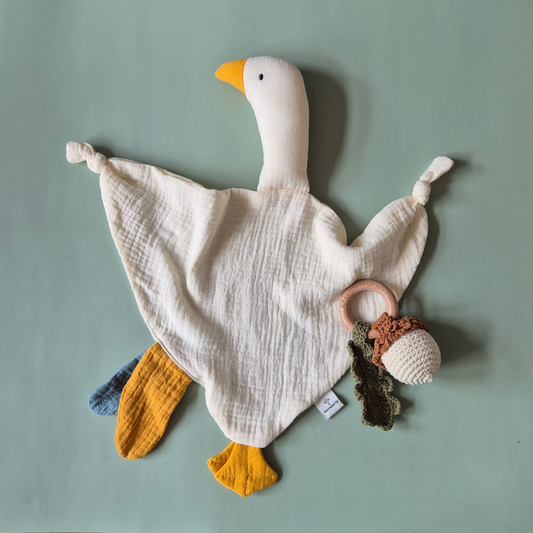 Baby-Kuscheltuch Kuschelgans in Beige und Gelb, Musselin aus Bio-Baumwolle, weich und anschmiegsam. Gestrickte Babyrassel mit Holzring