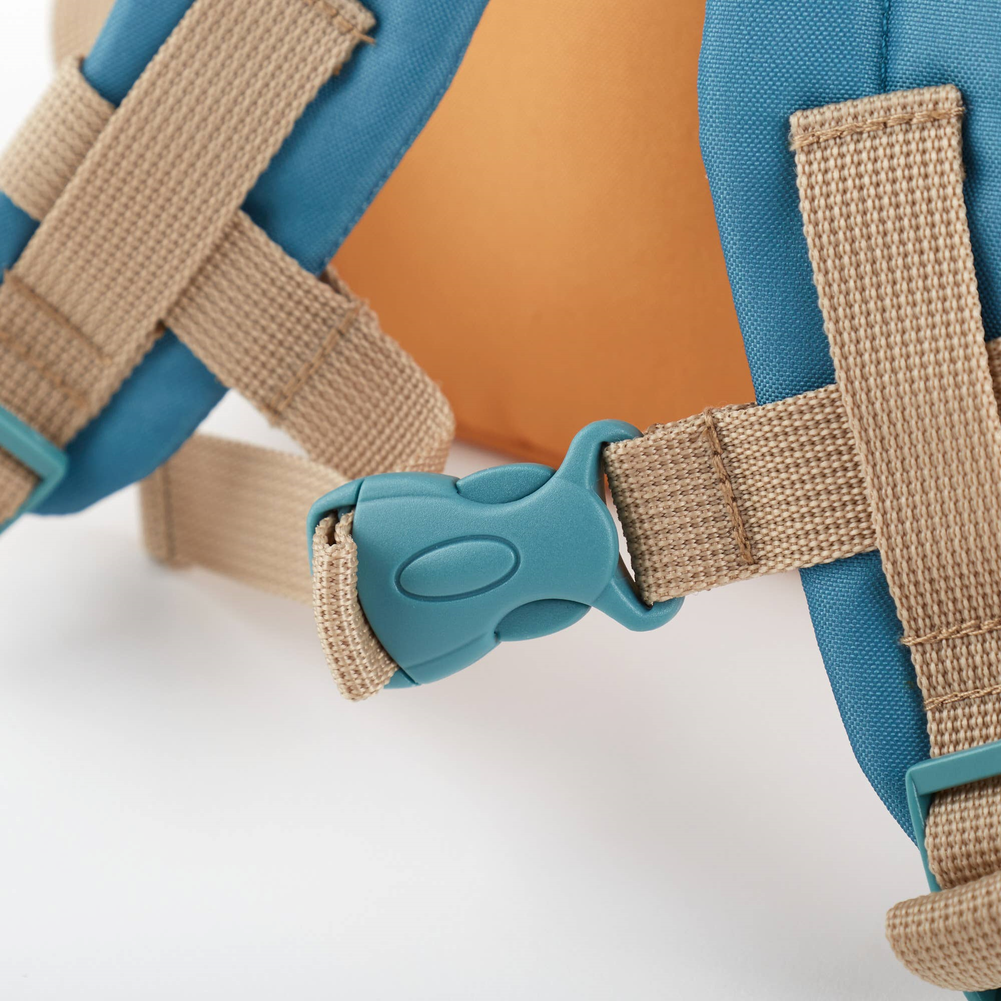 Mini Rucksack Bär von Sigikid in Orange und Grün, mit Bärenmotiv und gepolsterten Trägern und zusätzlichem Brustgurtverschluss, 3 Liter Volumen