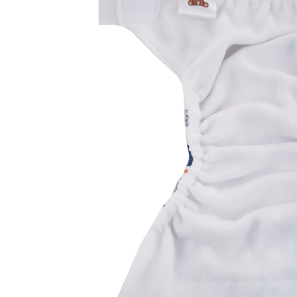 Unsere waschbare Schwimmwindel Marina mit Klettverschluss und Druckknöpfen ist nicht nur grössenverstellbar, sondern passt sich auch perfekt der Grösse Ihres kleinen Abenteurers an! In der Weichheit und Elastizität einzigartig und mit einem komfortablen Sitz bestens geeignet für die Pool- oder Badesaison.