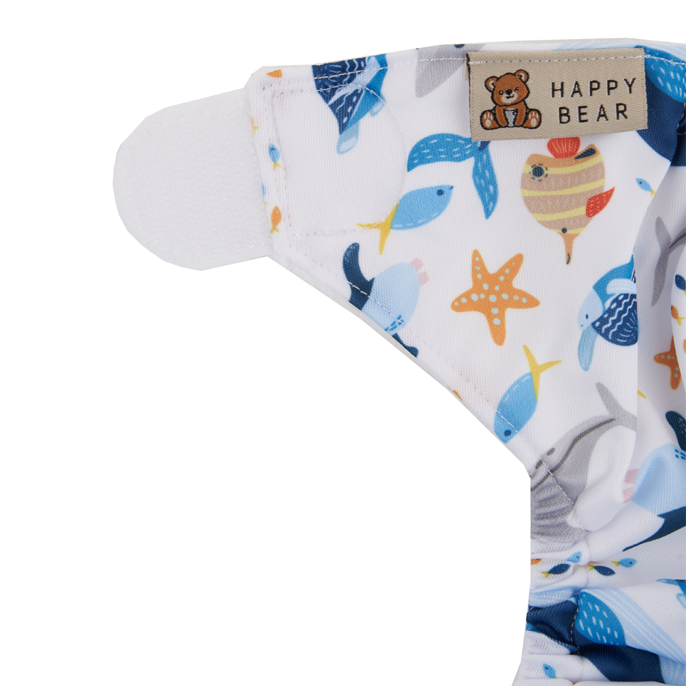 Unsere waschbare Schwimmwindel Marina mit Klettverschluss und Druckknöpfen ist nicht nur grössenverstellbar, sondern passt sich auch perfekt der Grösse Ihres kleinen Abenteurers an! In der Weichheit und Elastizität einzigartig und mit einem komfortablen Sitz bestens geeignet für die Pool- oder Badesaison.