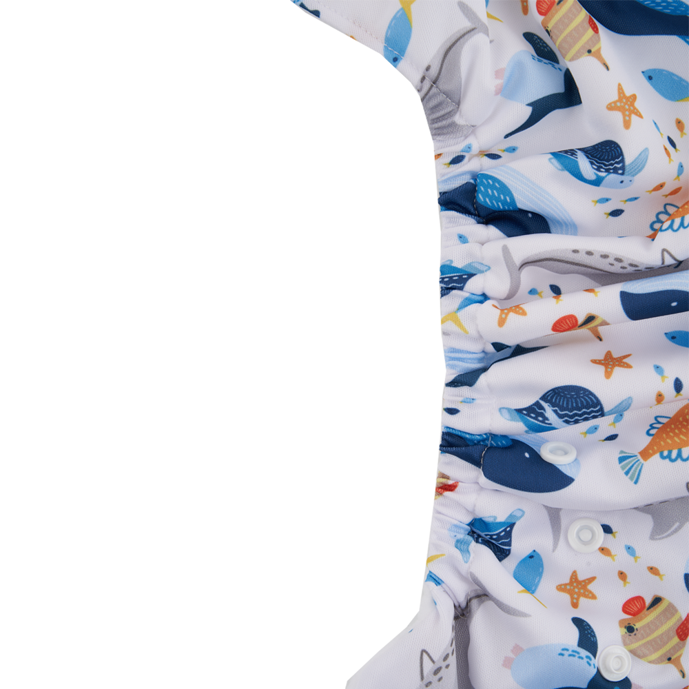 Unsere waschbare Schwimmwindel Marina mit Klettverschluss und Druckknöpfen ist nicht nur grössenverstellbar, sondern passt sich auch perfekt der Grösse Ihres kleinen Abenteurers an! In der Weichheit und Elastizität einzigartig und mit einem komfortablen Sitz bestens geeignet für die Pool- oder Badesaison.
