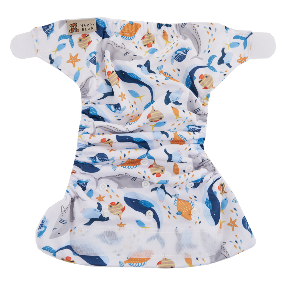 Unsere waschbare Schwimmwindel PACIFIC mit Klettverschluss und Druckknöpfen ist nicht nur grössenverstellbar, sondern passt sich auch perfekt der Grösse Ihres kleinen Abenteurers an! In der Weichheit und Elastizität einzigartig und mit einem komfortablen Sitz bestens geeignet für die Pool- oder Badesaison.